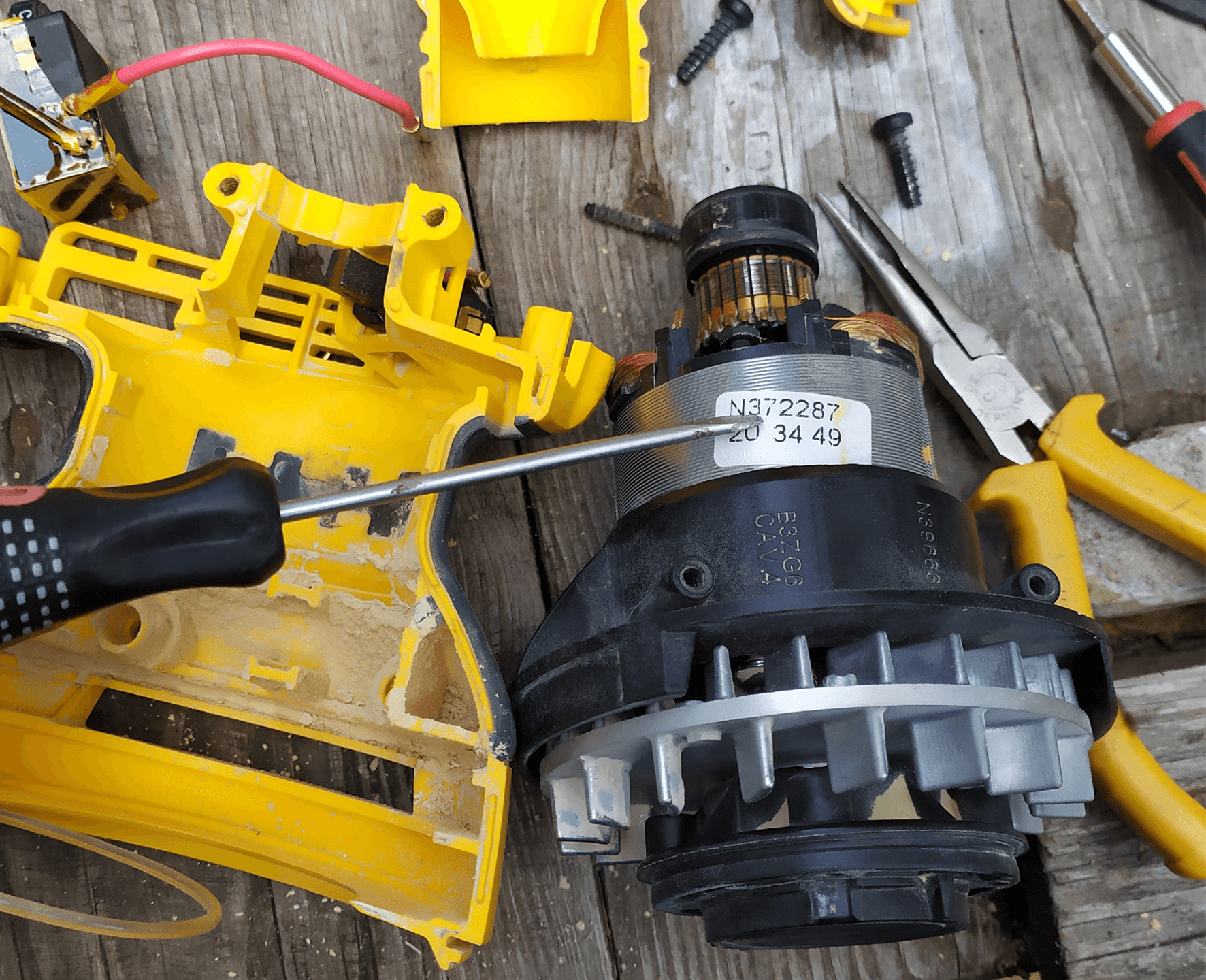 Основная часть шлифмашины DeWALT DWE6423: электродвигатель и механическая часть