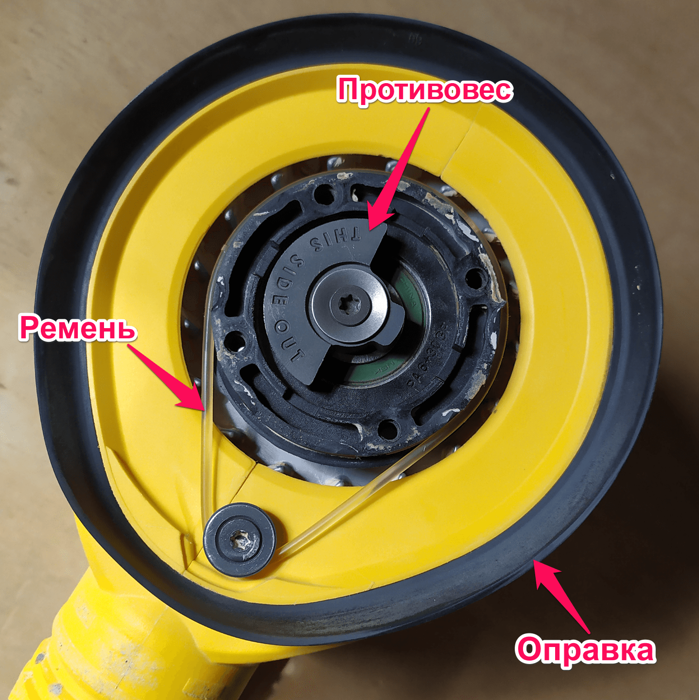 Орбитальная шлифмашина DeWALT DWE6423. Элементы конструкции: противовес, ремень и оправка