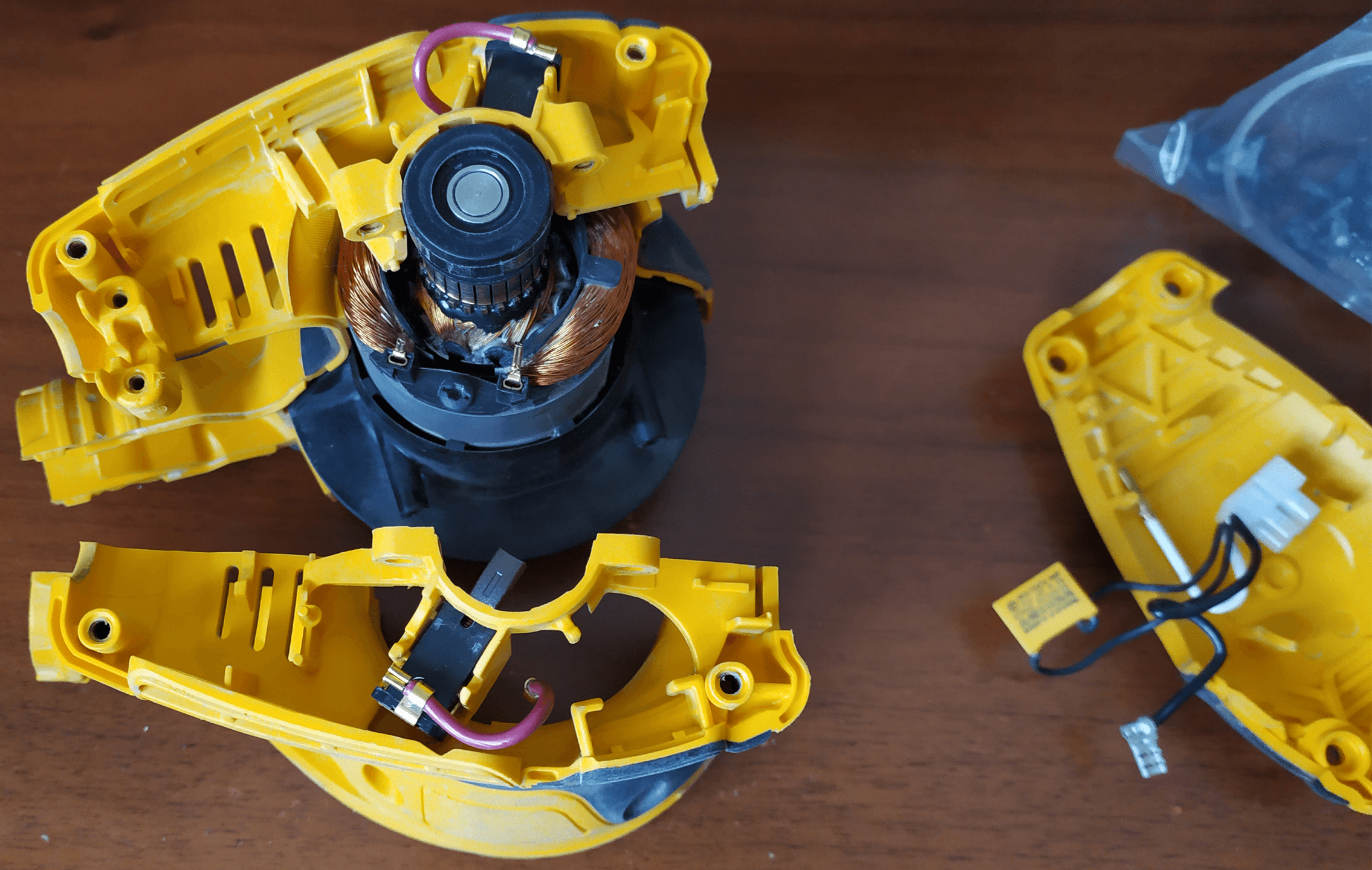 Две половины корпуса разобранной шлифмашины DeWALT DWE6423