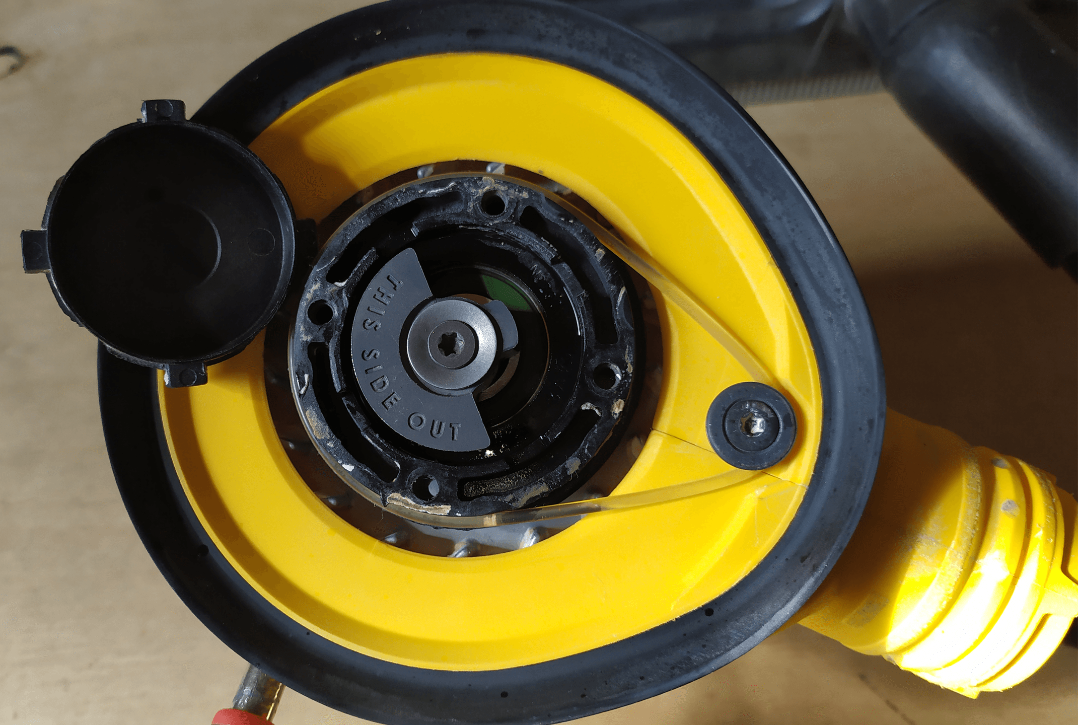 Шлифмашина DeWALT DWE6423 со снятой торцевой крышкой. Вид снизу