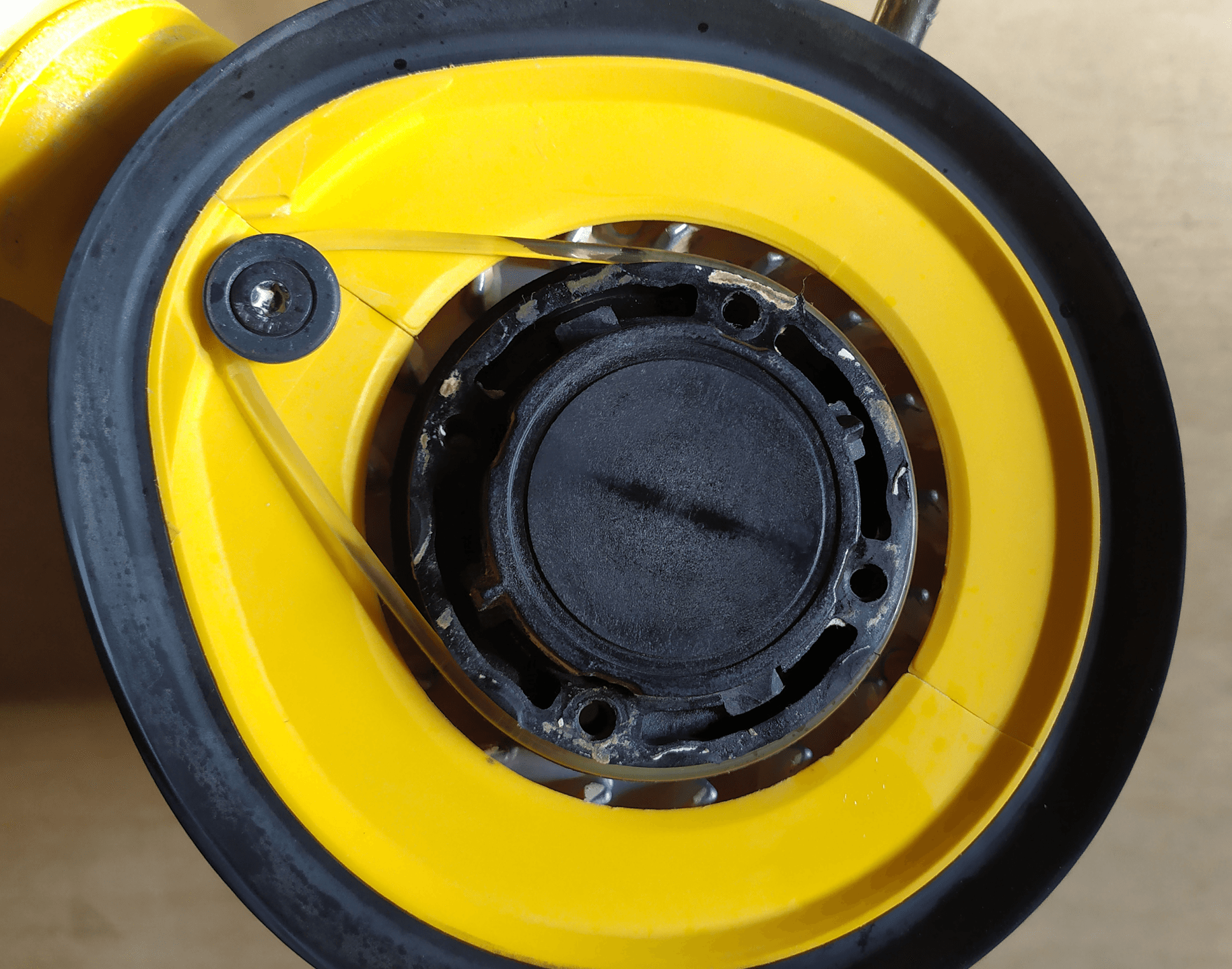 Шлифмашина DeWALT DWE6423 со снятой опорной пластиной. Вид снизу